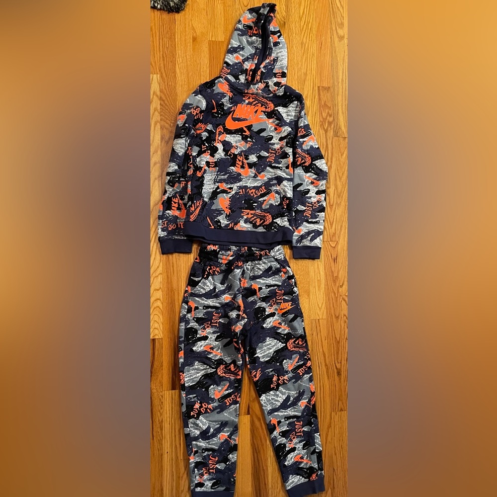 NIKES BOYS HOODIE AND SWEATPANTS